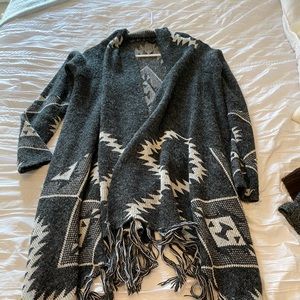 Cute cardigan with fringes